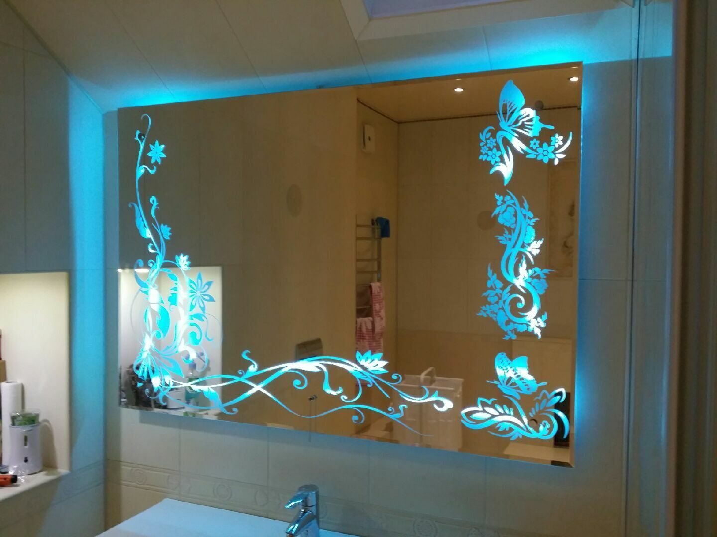 Воздух по краям стекла. Зеркало с пескоструйной подсветкой. Стеклянное панно с подсветкой. Зеркало с подсветкой в ванную. Стекло с подсветкой.